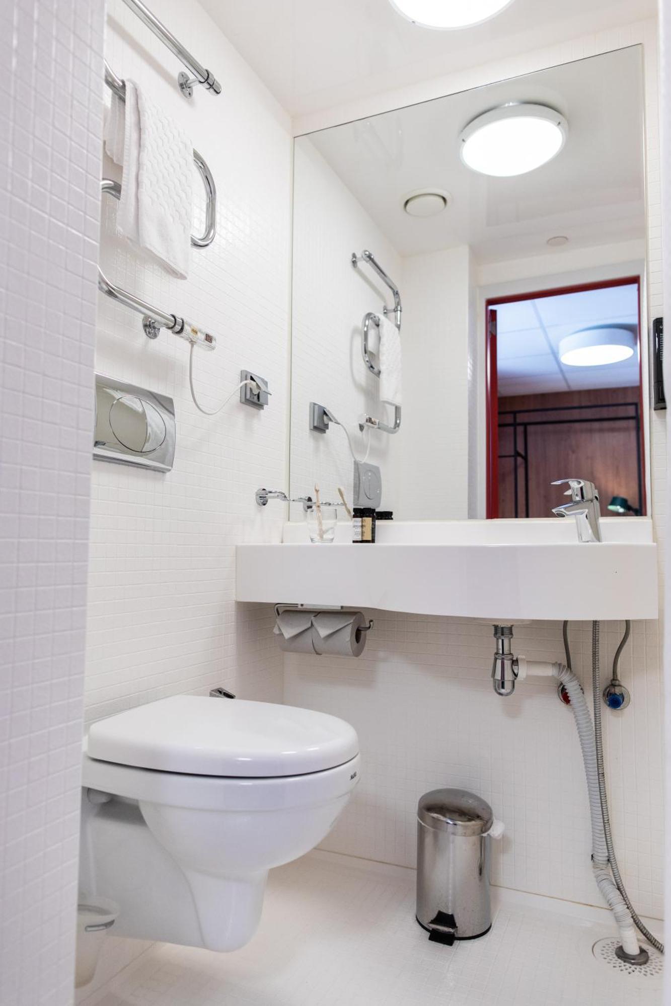 6-Bed Mixed Dormitory Room private Bathroom